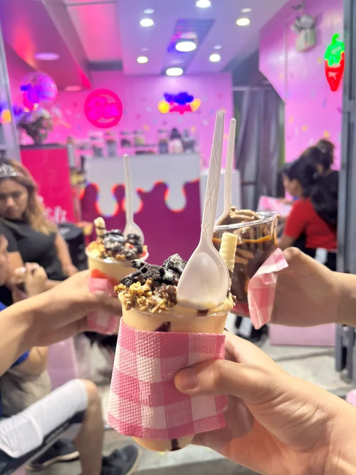 Vaso de fresas con crema disfrutado en D'Eli Fresa