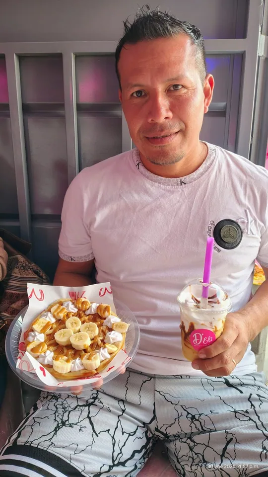 Cliente mostrando su postre personalizado de D'Eli Fresa